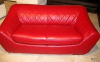 Червен двуместен диван от естествена кожа